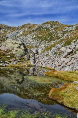 Pasci Gölü veya Mombarone Gölü, Mombarone 'un tepesine tırmanan yolda yer alır.