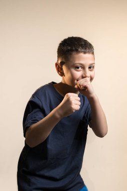 Erkek sporcu yumruk duruşunda duruyor, vurmaya ya da vurmaya hazır.