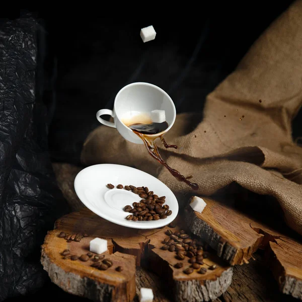 Cubos Açúcar Refinado Cair Uma Xícara Branca Café Café Derramado — Fotografia de Stock