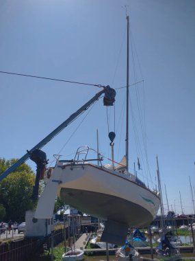 Yelkenli suya kaldırma makinesiyle giriyor, yelkenli iskelesi