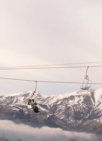Chairlift Neve Com Montanhas Nevadas Inverno Fundo Estância Esqui — Fotografia de Stock