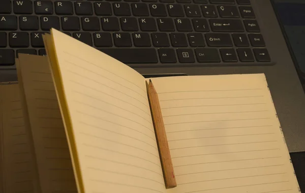 Trabalhando Casa Com Laptop Notepad Com Lápis Preto Mesa Escritório — Fotografia de Stock