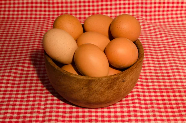 Huevos Boul Madera Huevos Colores Frescos Comida Natural Sobre Mantel —  Fotos de Stock