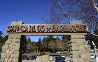 Tren istasyonundaki San Carlos de Bariloche posteri. Patonik trenin tren istasyonuna varışı