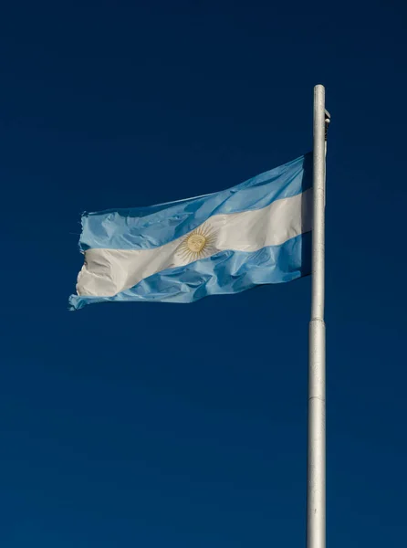 Den Argentinska Republikens Flagga Fladdrar Vinden Masten Symbol För Patriotism — Stockfoto