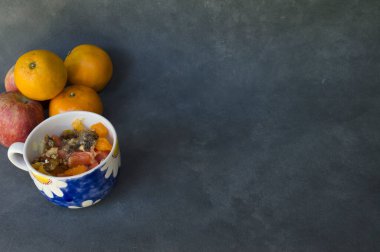 Çiçekli fincanda meyve salatası. Kopyalama uzayı olan tropik bir kahvaltı. sağlıklı doğal kimyon