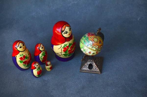 Matrjoschka Oder Mamushka Familie Die Einen Globus Betrachtet Russische Puppenfamilie — Stockfoto