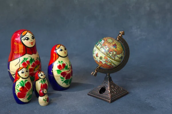 Matroshka Puppen Die Eine Familie Bilden Die Den Globus Betrachten — Stockfoto