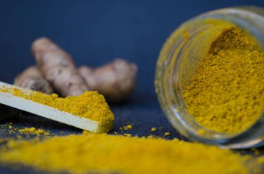 Zerdeçal ya da Hint sülfürü, zerdeçal kökü ve toz taneciği, sağlıklı ve doğal besinler. Sağlıklı tıbbi etkileri olan bilinçli yemek.