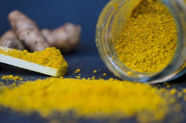 Zerdeçal ya da Hint sülfürü, zerdeçal kökü ve toz taneciği, sağlıklı ve doğal besinler. Sağlıklı tıbbi etkileri olan bilinçli yemek.