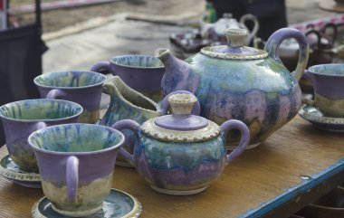El yapımı fincanlar ve çaydanlık. Seramik sanatı.