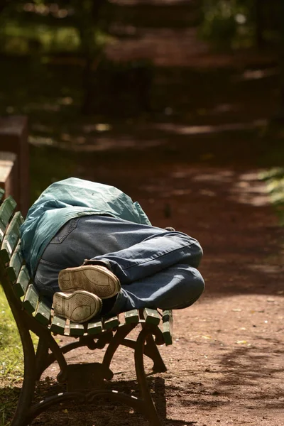 Person Schläft Auf Der Straße Auf Einer Plaza Bank Eine — Stockfoto