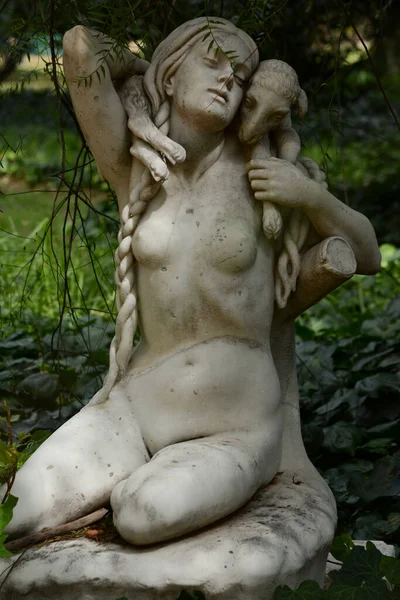 Скульптура Женщины Овцой Козой Руках Ботаническом Саду Буэнос Айрес Естественной — стоковое фото