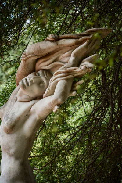 Sculptuur Van Een Vrouw Tussen Bomen Het Botanische Park Palermo — Stockfoto
