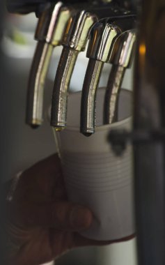 El yapımı bira makinesi, plastik bardakta bira servisi. Cervida bira fıçısında bira fıçısı.