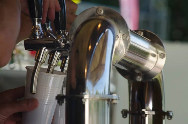 Крафтовое Пиво Sirivendo Пластиковом Стекле Черное Пиво Пивном Парке — стоковое фото