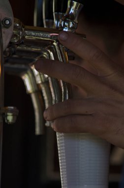 Bira taslağı, fıçıdan satış makinesi. Bira parkı yemek kamyonunda bira endüstrisi