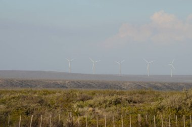 Rüzgâr santralleri sahada. Temiz ve sürdürülebilir enerji