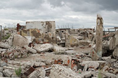 Seller ve savaş sahneleriyle mahvolmuş epecuen kalıntıları.