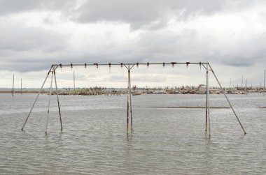 Terk edilmiş hamak, epecuen selinde terk edilmiş çocuklar için oyun