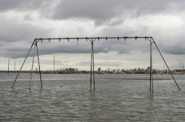 Terk edilmiş hamaklar, selden sonra yok edilen çocuk oyunları.