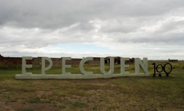 Buenos Aires 'teki harabe Epecuen şehrine giriş işareti..