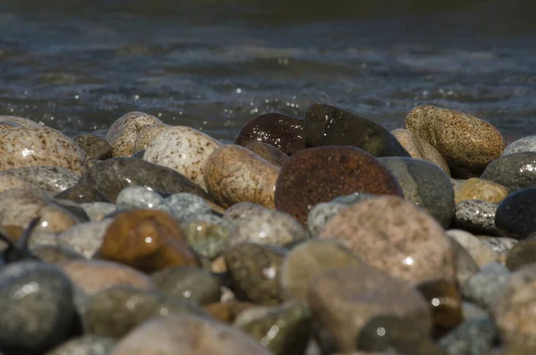 Wasser Schlägt Auf Die Farbigen Steine Ufer Eines Sees — Stockfoto