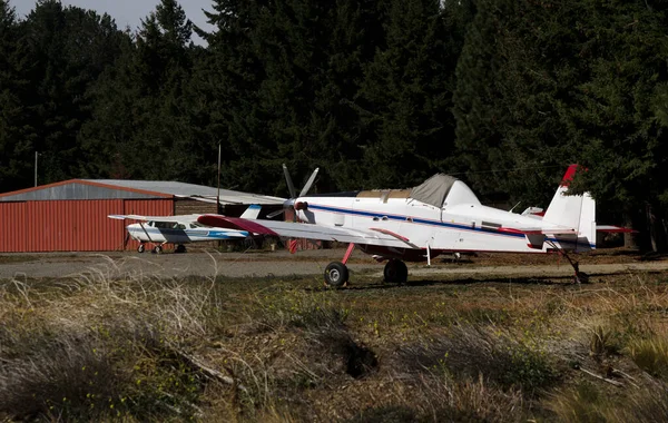 バリローチェの飛行場に駐機していた小型飛行機は — ストック写真