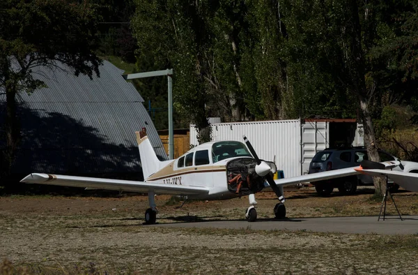 バリローチェ飛行場の格納庫にある超軽量飛行機です 発見されたエンジンを搭載した軽量航空機は — ストック写真