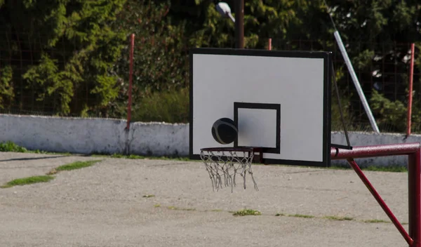 Terrain Basket Dans Rue Cerceau Basket Avec Balle Entrant Dans — Photo