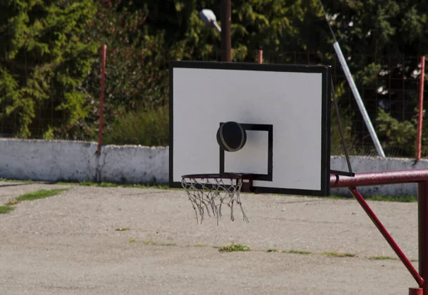 Street Basketball Hoop Dengan Bola Memantul Dari Backboard Olahraga Basket — Stok Foto