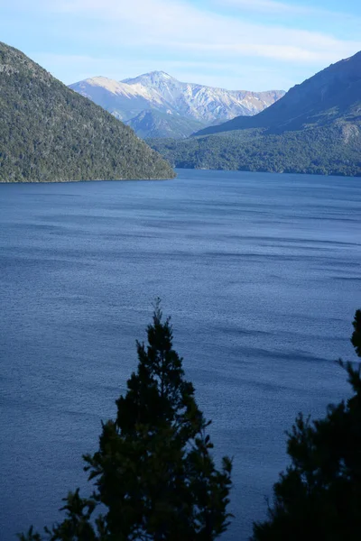 Patagonia Argentina湖 Bariloche附近的Gutierrez湖或Mascardi湖 有高山和蓝水 — 图库照片