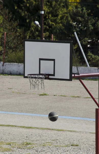 Aro Baloncesto Callejero Baloncesto Entrando Aro Deporte Callejero Baloncesto Aire — Foto de Stock