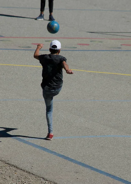 Menino Chutando Uma Bola Futebol Campo Rua Pátio Escola Jovem — Fotografia de Stock