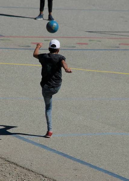 Niño Pateando Una Pelota Fútbol Campo Calle Patio Escuela Joven —  Fotos de Stock