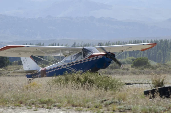 Avioneta Helice Despegando Pista Aterrizaje Tierra — Stok fotoğraf