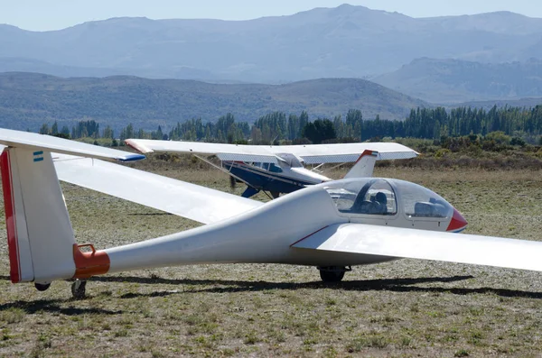 Bariloche Havalimanı Nın Arka Planında Dağlar Olan Pervaneli Bir Uçak — Stok fotoğraf