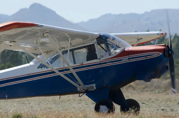 Sahadaki Toprak Pistte Küçük Bir Uçak Kalkışa Hazırlanıyor Beyaz Mavi — Stok fotoğraf