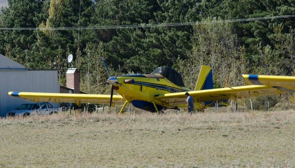 黄色いプロペラ機スタント機 — ストック写真