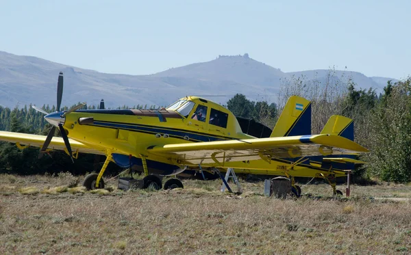 山の飛行場 黄色と青の消防車の飛行機に止められた — ストック写真