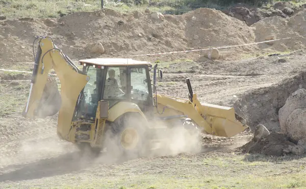 バックホーマシンは地球と協力してる 掘削シャベル黄色の作業トラクター — ストック写真