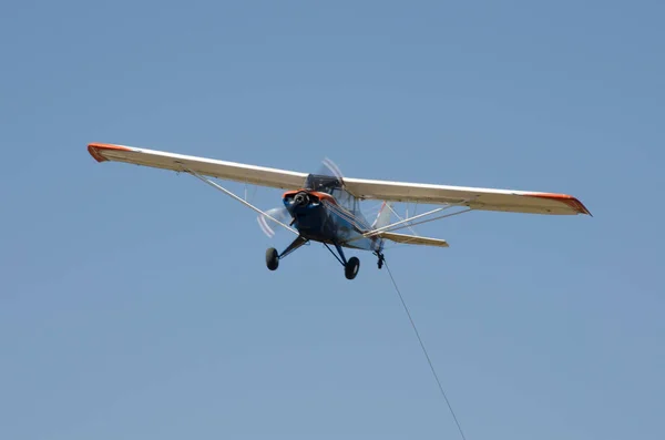 Leichtflugzeug Fliegt Propellerflugzeug Schleppt Ultraleichtflugzeug — Stockfoto