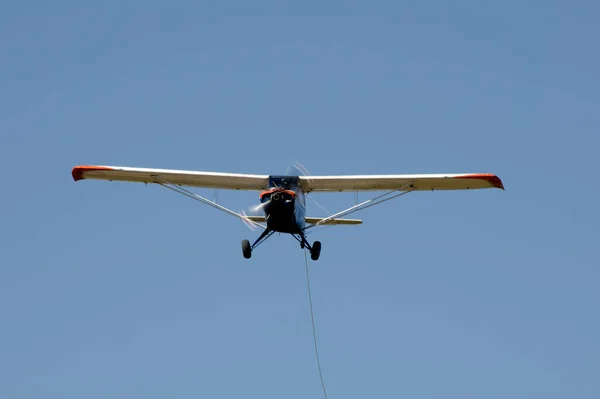 앞에서 프로펠러를 돌리면서 가벼운 비행기 — 스톡 사진