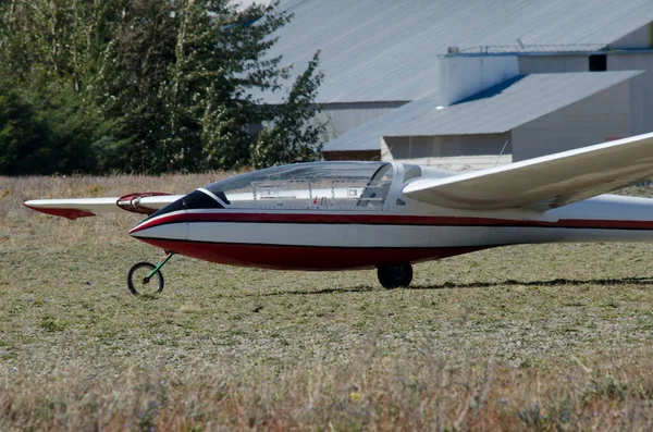 Son Derece Hafif Planör Uçağı Pistte Tekerlekleri Çekilmek Üzere Olan — Stok fotoğraf