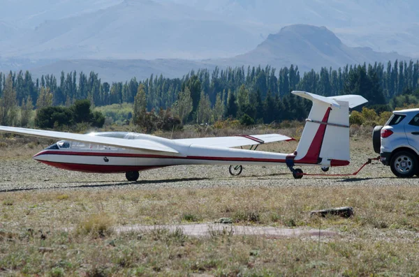 滑翔机在跑道上被汽车拖曳 然后起飞 白色和红色的超轻滑翔机 — 图库照片