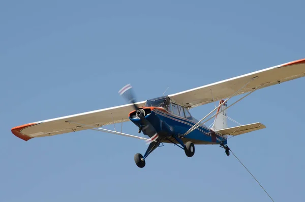 蓝白飞机飞行 螺旋桨飞机拖曳着超轻滑翔机 蓝白飞机飞行 — 图库照片