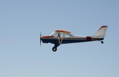 avioneta volando sobre fondo azul, helice girando soltndo el cable de remolque de planeador