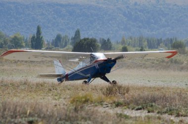 Pervane uçağı toprak pistte kalkıyor.