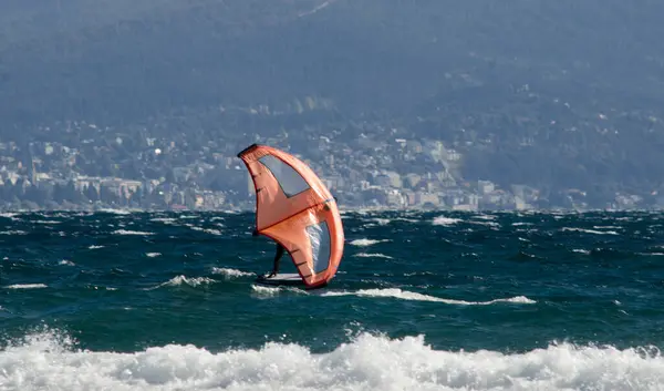 Kitesurfen Mit Segel Kitesurfen Mit Der Stadt Bariloche Hintergrund — Stockfoto