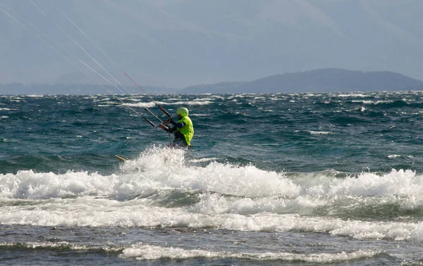 Кайт Серфинг Озере Патагонии Шлемом Желтой Одеждой — стоковое фото